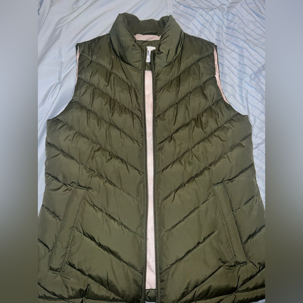 Brand: GAP
Color: Outer color- Green/ Khaki, Inner color- Pink 
Size: Small